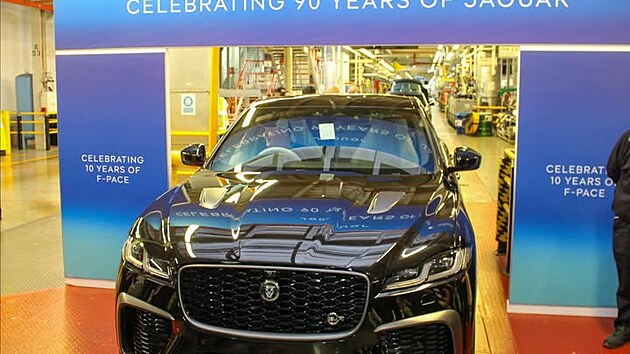 V Solihullu 19. prosince 2025 sjel z v�robn� linky posledn� Jaguar F-Pace, ��m� se uzav�ela nejen nesm�rn� �sp�n� modelov� s�rie, ale i samotn� �ra spalovac�ch motor� u Jaguaru. 