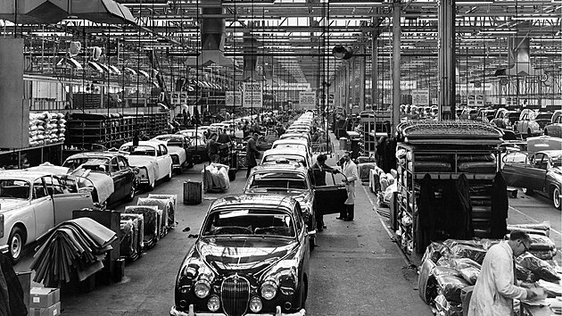 V�roba na Browns Lane v Coventry v 60. letech. Automobily pod n�zvem Jaguar vyjedly na silnice v roce 1935, historie t�to firmy ale za�ala mnohem d��ve. V roce 1922 ve m�st� Blackpool vznikla firma Swallow Sidecar, kter� zpo��tku vyr�b�la karoserie na podvozku firmy Austin, ale brzy za�ala produkovat vlastn� automobily ozna�en� SS. 