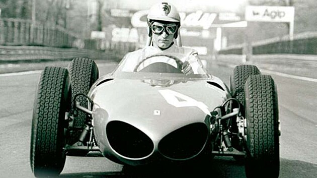 Rea odmala obdivoval legend�rn�ho n�meck�ho hrab�te Wolfganga von Tripse, kter� zem�el v trosk�ch sv�ho z�vodn�ho ferrari d��v, ne� se mohl st�t mistrem sv�ta. Jednalo se o Ferrari 156, kter� d�ky sv�m �nozdr�m� na p��di dostalo p�ezd�vku Squallo (�ralok) nebo Sharknose (�ralo�� nos).