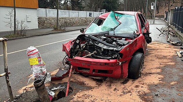 Opil� �idi� prorazil v ulici Pod T�borem plot �koly. (20. prosince 2025)