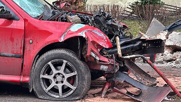 Opil� �idi� prorazil v ulici Pod T�borem plot �koly. (20. prosince 2025)