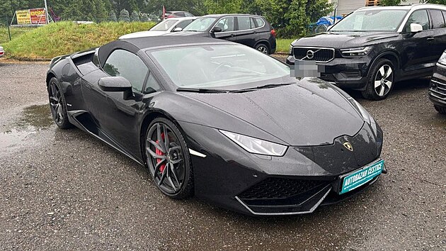 Indicie naznačují, že Vémola prodává v bazaru své luxusní auto. Nadělil si jej nedávno