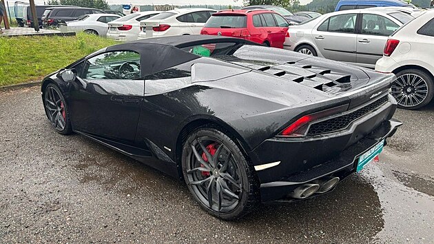 Z�pasn�k Karel �Karlos� V�mola se po obvin�n� z organizovan� drogov� �innosti pravd�podobn� pokou�� zbavit sv�ho luxusn�ho auta Lamborghini Hurac�n. (28. prosince 2025)