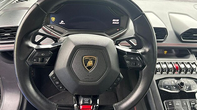 Z�pasn�k Karel �Karlos� V�mola se po obvin�n� z organizovan� drogov� �innosti pravd�podobn� pokou�� zbavit sv�ho luxusn�ho auta Lamborghini Hurac�n. (28. prosince 2025)