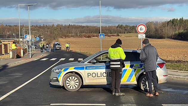 Sr�ku s osobn�m automobilem u Horn�ho Bezd�kova nep�e�il cyklista. �idi� osob�ku z m�sta nehody ujel. (29. prosince 2025)