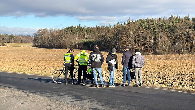 Sr�ku s osobn�m automobilem u Horn�ho Bezd�kova nep�e�il cyklista. �idi� osob�ku z m�sta nehody ujel. (29. prosince 2025)