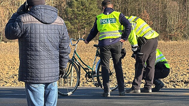 Sr�ku s osobn�m automobilem u Horn�ho Bezd�kova nep�e�il cyklista. �idi� osob�ku z m�sta nehody ujel. (29. prosince 2025)