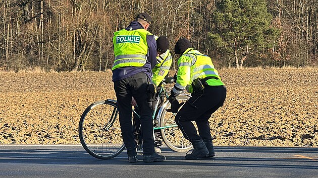 Sr�ku s osobn�m automobilem u Horn�ho Bezd�kova nep�e�il cyklista. �idi� osob�ku z m�sta nehody ujel. (29. prosince 2025)