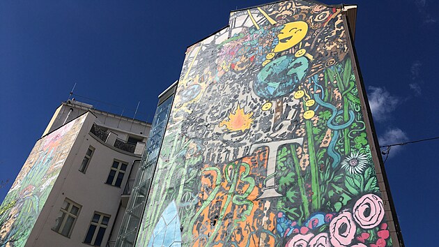 Trochu abstraktn� louka nebo d�ungle zdob� bok dvou dom� v Praze v Moskevsk� ulici. D�lo se naz�v� Gai a Gaia a bylo vytvo�eno k 50. v�ro�� Greenpeace. Autorem je Michal �kapa.