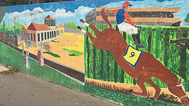 Mezi muraly se d� po��tat i pomalovan� ohrada v proluce na hlavn� t��d�, kter� vede od pardubick�ho n�dra�� od centra. Zn�zor�uje r�zn� symboly m�sta Pardubic a nechyb� ani �okej padaj�c� z kon� p�ipom�naj�c� Velkou pardubickou.