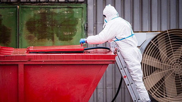 V Habrech na Havl��kobrodsku za�ala likvidace chovu slepic, v n�m� se vyskytla pta�� ch�ipka. Hasi�i spolu s veterin��i i v�zni musej� v ochrann�ch oblec�ch vynosit a usmrtit na 35 tis�c nosnic. (23. prosince 2025) 