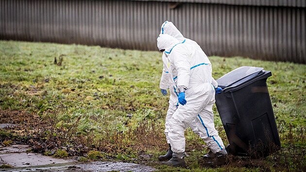 V Habrech na Havl��kobrodsku za�ala likvidace chovu slepic, v n�m� se vyskytla pta�� ch�ipka. Hasi�i spolu s veterin��i i v�zni musej� v ochrann�ch oblec�ch vynosit a usmrtit na 35 tis�c nosnic. (23. prosince 2025) 