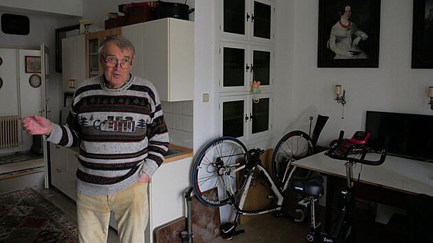 Stanislav Mu��tko je�t� p�ed p�ti lety aktivn� sportoval. V ml�d� hodn� b�hal, ly�oval, jezdil na kole. Cyklistika je jeho v�n� st�le, na sn�mku je se sv�m silni�n�m kolem.