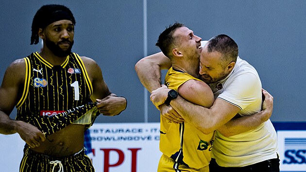 �st� nad Labem, 21. 12. 2025. Basketbalov� liga NBL, Sluneta �st� nad Labem - Opava. Tom� Vyoral (ve �lut�m) po v�t�zstv�, kdy ho objal gener�ln� mana�er Tom� Hrub�.