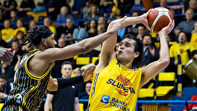 �st� nad Labem, 21. 12. 2025. Basketbalov� liga NBL, Sluneta �st� nad Labem - Opava.  Isaac Davidson, posila �st�.