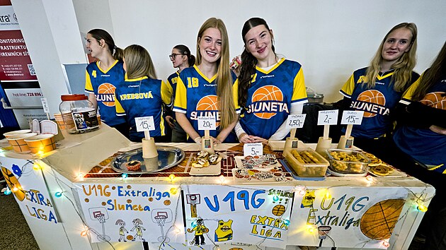 �st� nad Labem, 21. 12. 2025. Basketbalov� liga NBL, Sluneta �st� nad Labem - Opava. Jarmark ml�de�nick�ch t�m� Slunety p�i z�pase.