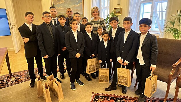 Z�stupci fotbalov�ch klub� Mongagu� s �esk�m prezidentem Petrem Pavlem a prvn� d�mou.