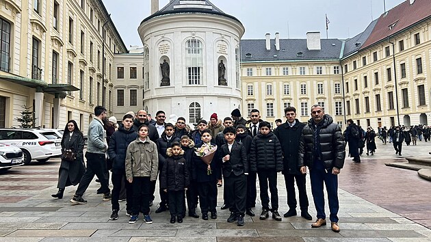 Z�stupci fotbalov�ch klub� Mongagu� s �esk�m prezidentem Petrem Pavlem a prvn� d�mou.