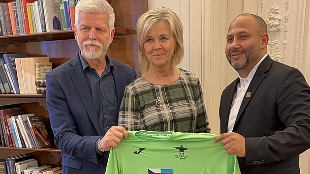 Luk� Pulko, zakladatel fotbalov�ch klub� Mongagu�, s �esk�m prezidentem Petrem Pavlem a prvn� d�mou.