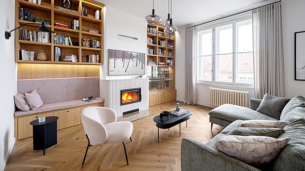 Ve v�ech obytn�ch m�stnostech je d�ev�n� parketov� podlaha kladen� do tradi�n�ho strome�ku, jen v trochu v�t��m m���tku.