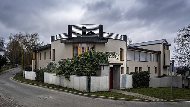 �kola m� s�dlit v rodinn�m dom� v Sedlo�ovsk� ulici, kter� je ve vlastnictv� firmy Jane�ka.