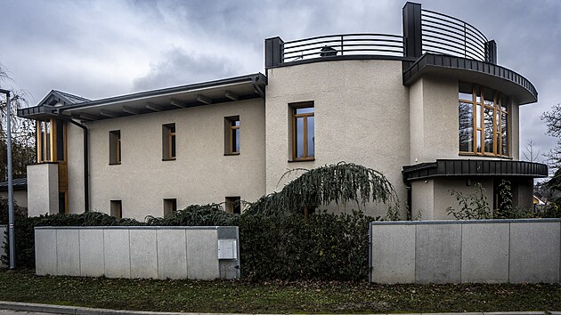 �kola m� s�dlit v rodinn�m dom� v Sedlo�ovsk� ulici, kter� je ve vlastnictv� firmy Jane�ka.