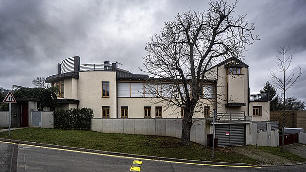 �kola m� s�dlit v rodinn�m dom� v Sedlo�ovsk� ulici, kter� je ve vlastnictv� firmy Jane�ka.