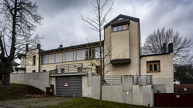 �kola m� s�dlit v rodinn�m dom� v Sedlo�ovsk� ulici, kter� je ve vlastnictv� firmy Jane�ka.