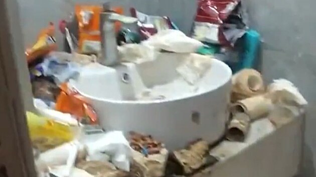 ��nsk� hr�� dva roky neoupstil hotelov� pokoj. Takto t to vypadalo p�i jeho �klidu...