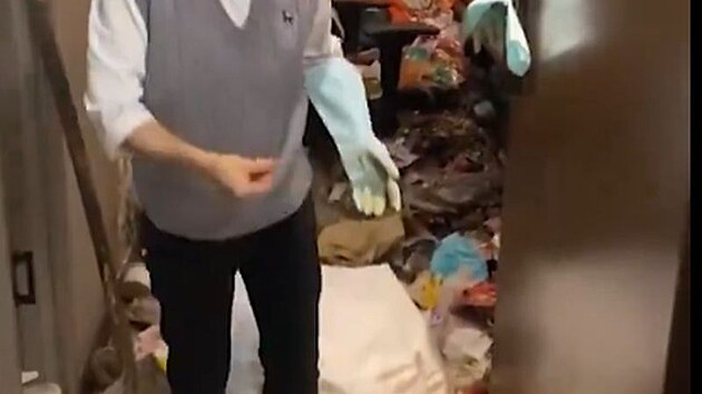 ��nsk� hr�� dva roky neoupstil hotelov� pokoj. Takto t to vypadalo p�i jeho �klidu...