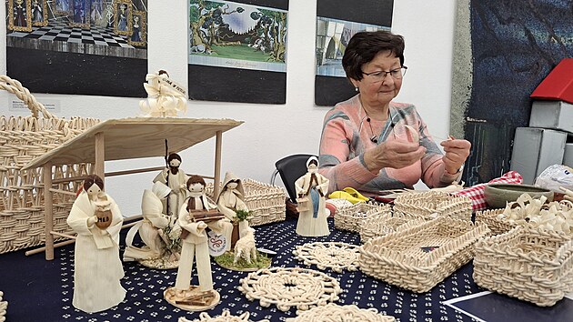 Marie Bil�kov� z Babic ve Slov�ck�m muzeu v Uhersk�m Hradi�ti p�edv�d� v�robu panenek z �ust�. (prosinec 2025)