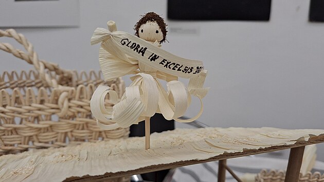 Marie Bil�kov� z Babic ve Slov�ck�m muzeu v Uhersk�m Hradi�ti p�edv�d� v�robu panenek z �ust�. (prosinec 2025)