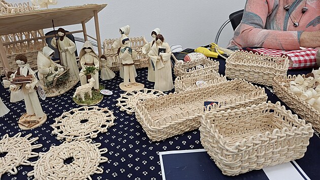 Marie Bil�kov� z Babic ve Slov�ck�m muzeu v Uhersk�m Hradi�ti p�edv�d� v�robu panenek z �ust�. (prosinec 2025)