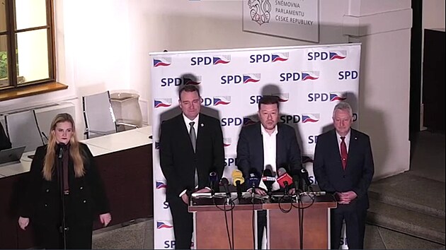Tiskov� konference SPD po t��hodinov�m mimo��dn�m jedn�n� ohledn� v�rok� ministra obrany Jarom�ra Z�ny. (22. prosince 2025)