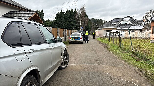 Policie p�i razii u domu Karlose V�moly.