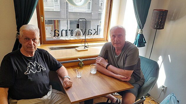 Ji�� Pol�k (vlevo) p�i setk�n� s nakladatelem Michalem Moravcem