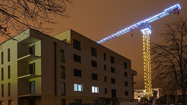 V�no�n� ozdoben� je��b na stavb� nov� ��sti s�dli�t� v Rychnov� nad Kn�nou (19. prosince 2025)