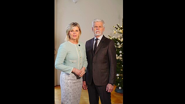Dopřejte si klid, který si zasloužíte, popřál k Vánocům prezident s manželkou