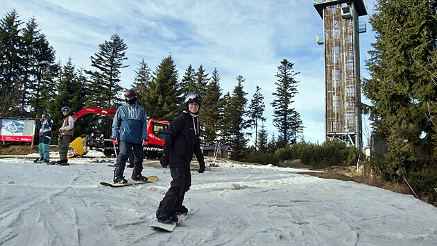 P�edv�no�n� ly�ov�n� na �umavsk�m �pi��ku za�alo o t�den d��ve ne� obvykle, te� je ale oblast u� dva t�dny v inverzi a teploty se bl�� k deseti stup��m nad nulou. Na jedn� ze dvou um�le nasn�en�ch trat�ch lze ale st�le ly�ovat. (20. prosince 2025)