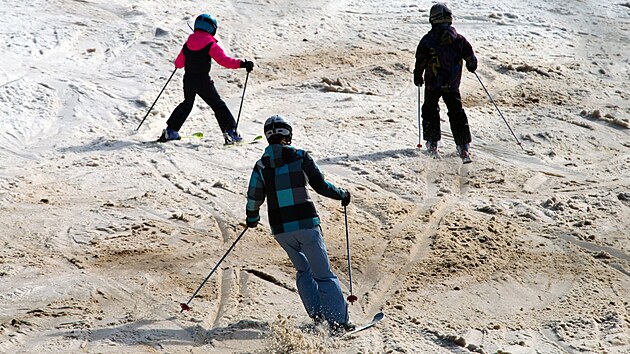 P�edv�no�n� ly�ov�n� na �umavsk�m �pi��ku za�alo o t�den d��ve ne� obvykle, te� je ale oblast u� dva t�dny v inverzi a teploty se bl�� k deseti stup��m nad nulou. Na jedn� ze dvou um�le vysn�en�ch trat�ch lze ale st�le ly�ovat. (20. prosince 2025)