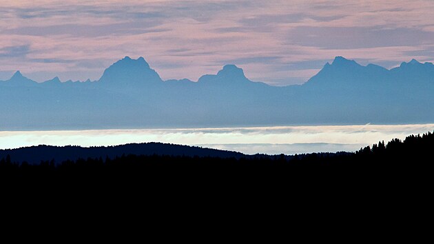 Ze �umavsk�ho �pi��ku jsou p�i sou�asn� inverzi jasn� vid�t Alpy. (20. prosince 2025)