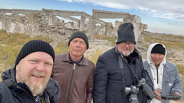 Expedi�n� t�m ve slo�en� (zleva) �t�p�n �ernou�ek, Turganbek Alanijazov, Pavel Va�eka a Ak�ol Dosnazarov u jednoho z b�val�ch t�bor� St�plagu