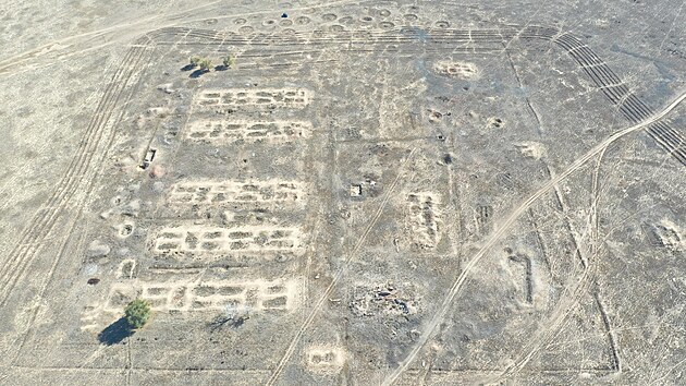 Ve stepi se dodnes dob�e dochovaly poz�statky jednoho ze zvl�tn�ch t�bor� komplexu St�plag (okol� �ezkazganu).