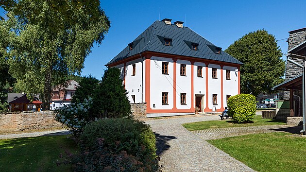 B�val� fara v Srn� slou�� dnes jako D�m Karla Klostermanna, infocentrum a kav�rna.