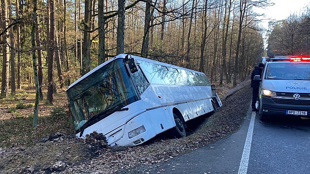 Opil� a zdrogovan� mu� ukradl autobus a havaroval s n�m na silnici mezi Plzn� a Z�lu��m. (29. prosince 2025)