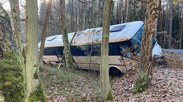 Opil� a zdrogovan� mu� ukradl autobus a havaroval s n�m na silnici mezi Plzn� a Z�lu��m. (29. prosince 2025)