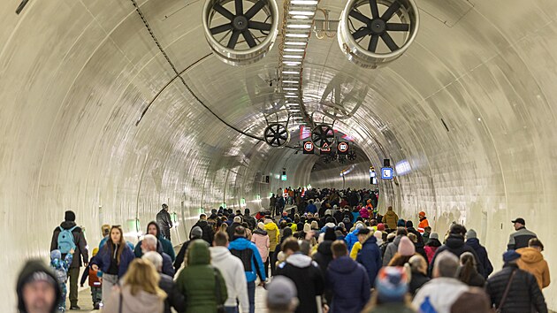 Davy z�jemc� proch�zej� tunelem Vi��ov� p�ed jeho zprovozn�n�m v ned�li. (21. prosince 2025)