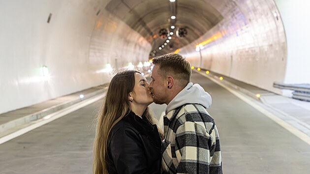 Polibek v tunelu Vi��ov� b�hem n�v�t�vnick� akce (21. prosince 2025)