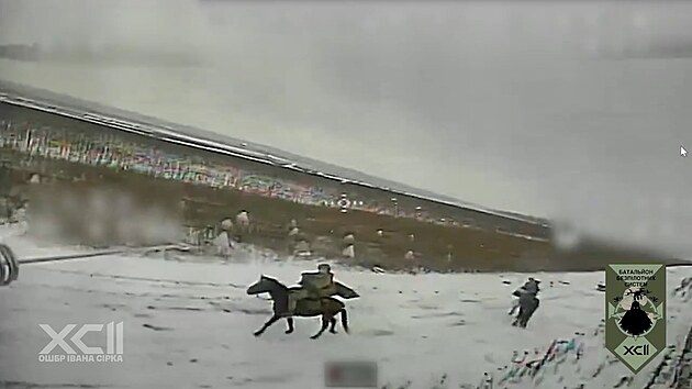 Ukrajinci uk�zali, jak likviduj� Rusy na kon�ch