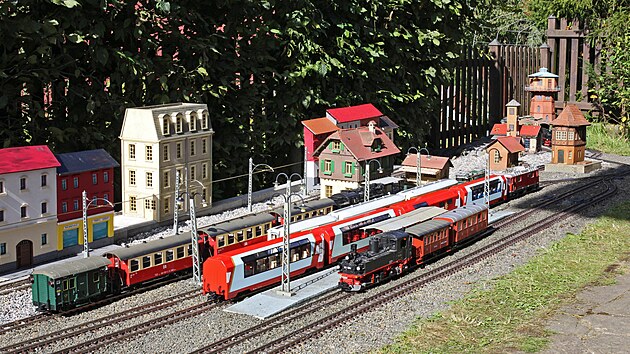 Z nat��en� 154. d�lu �elezni�n�ho magaz�nu POZOR VLAK, �elezni�n� r�j v Doln� Lomn�